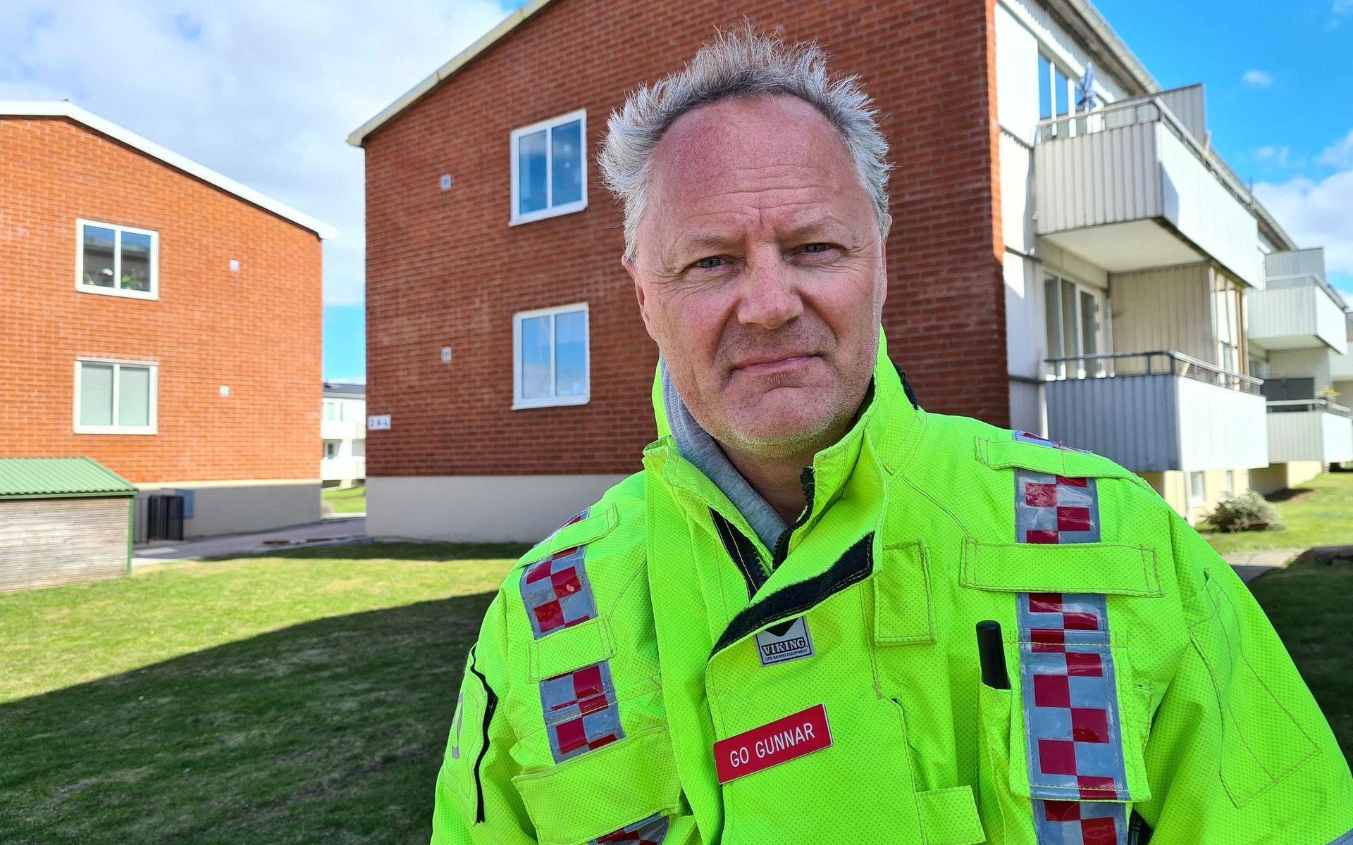 Gunnar Ohlén, insatsledare räddningstjänsten, berättar att en källarlägenhete blivit helt utbränd.