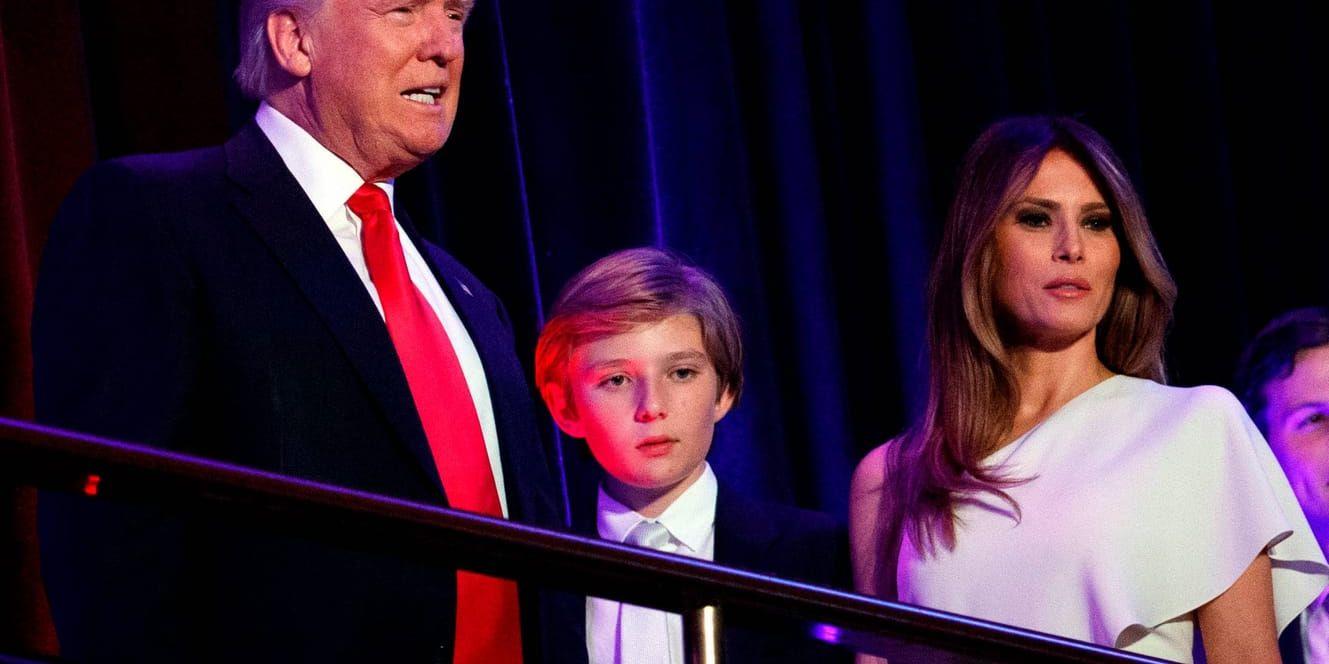 USA:s tillträdande president Donald Trump tillsammans med sin son Barron och hustru Melania på valnatten. Arkivbild.