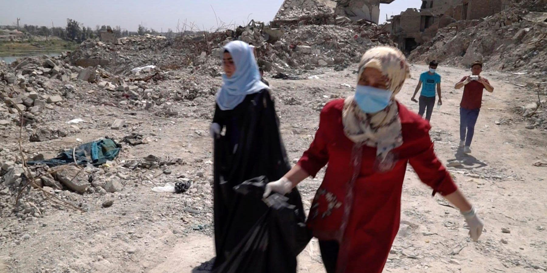 Volontärer samlar ihop kroppar i Mosuls gamla stad i början av april i år. Över 1 000 kroppar – varav de flesta antas vara IS-anhängare – har begravts i en massgrav utanför staden.