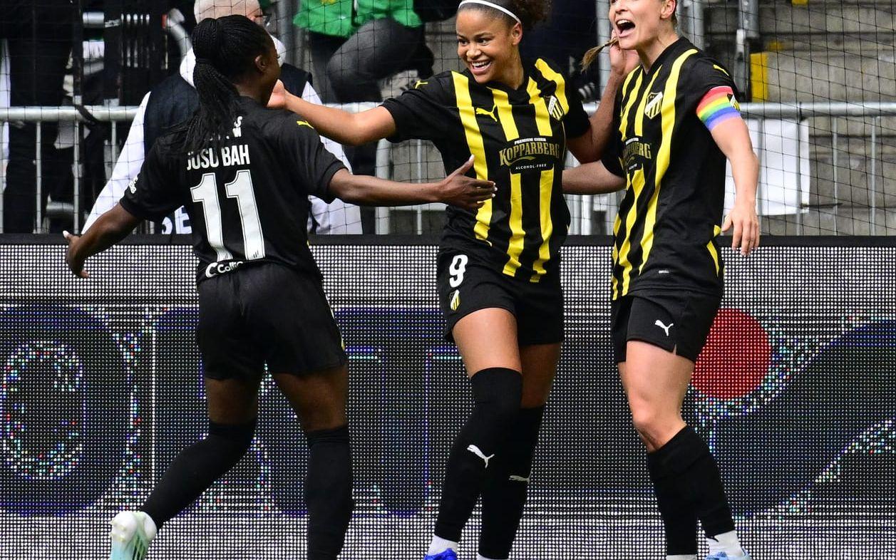 Felicia Schröder, mitten, kramades om av Monica Jusu Bah och Anna Anvegård efter Häckens avgörande 1–0-mål borta mot Hammarby.