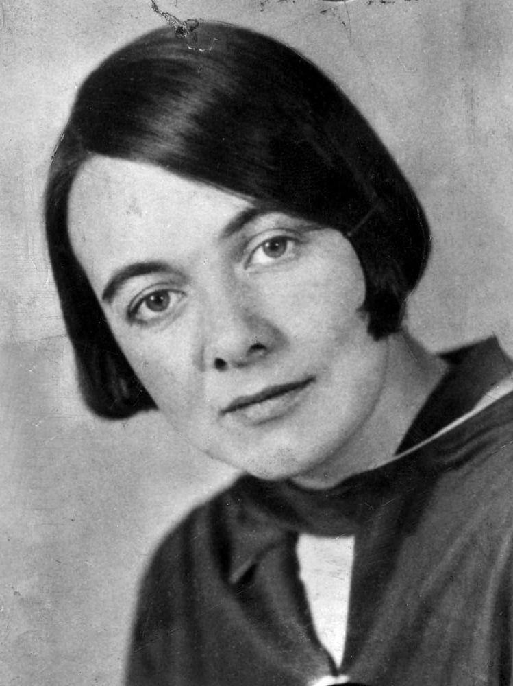 Karin Boye var författare, översättare och poet. Hon debuterade 1922 hon med diktsamlingen Moln som handlar om en ung människas grubbel över Gud. Hon släppte även romanerna ”Astarte”, ”Kris” och Kallocain. Hon har fått flera minnesmärken, som en staty av henne utanför Stadsbiblioteket i Göteborg och en i Huddinge. I Fruängen heter en gata Karin Boyes gata, för att bara nämna några minnesmärken. Hon dog 1941, och är begravd på Östra kyrkogården.