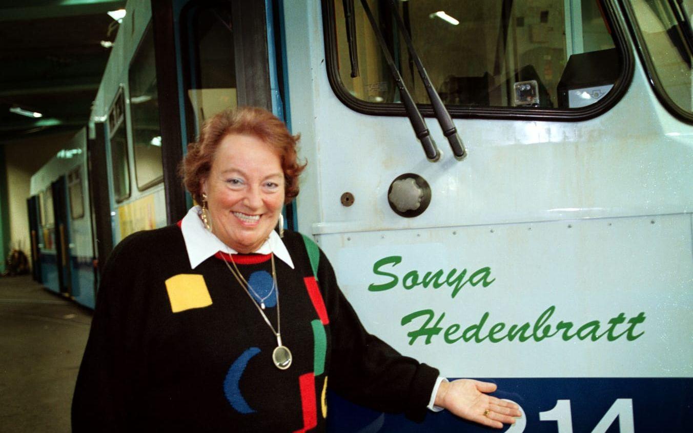 Sonya Hedenbratt var revyartist, jazzsångare och skådespelare. Hon spelade bland annat med Hasse och  Tage, i Beppe Wolgers kabaréer, och i populära tv-serierna ”Jubel i busken” och ”Låt hjärtat va me” tillsammans med Sten-Åke Cederhök. En av hennes populära låtar var ”Sofie Propp”. Hon dog 2001 och är begravd på Östra kyrkogården.