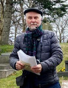 Christer Mellqvist guidar runt intresserade bland gravarna på bland annat Östra kyrkogården. 
