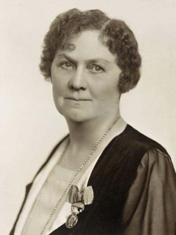 Beda Hallberg, grundade Förstamajblommans riksförbund i Göteborg 1907. Majblomman jobbar för att motverka barnfattigdom. Hon dog 1945, och är begravd på Östra kyrkogården. 