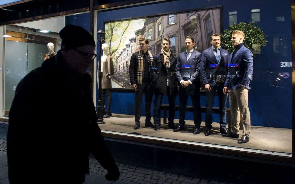 Frölundastjärnorna Henrik Tömmernes, Jonathan Sigalet, Joel Lundvist, Sebastian Stålberg och Nicklas Lasu poserar i skyltfönstret. Bild: Daniel Stiller