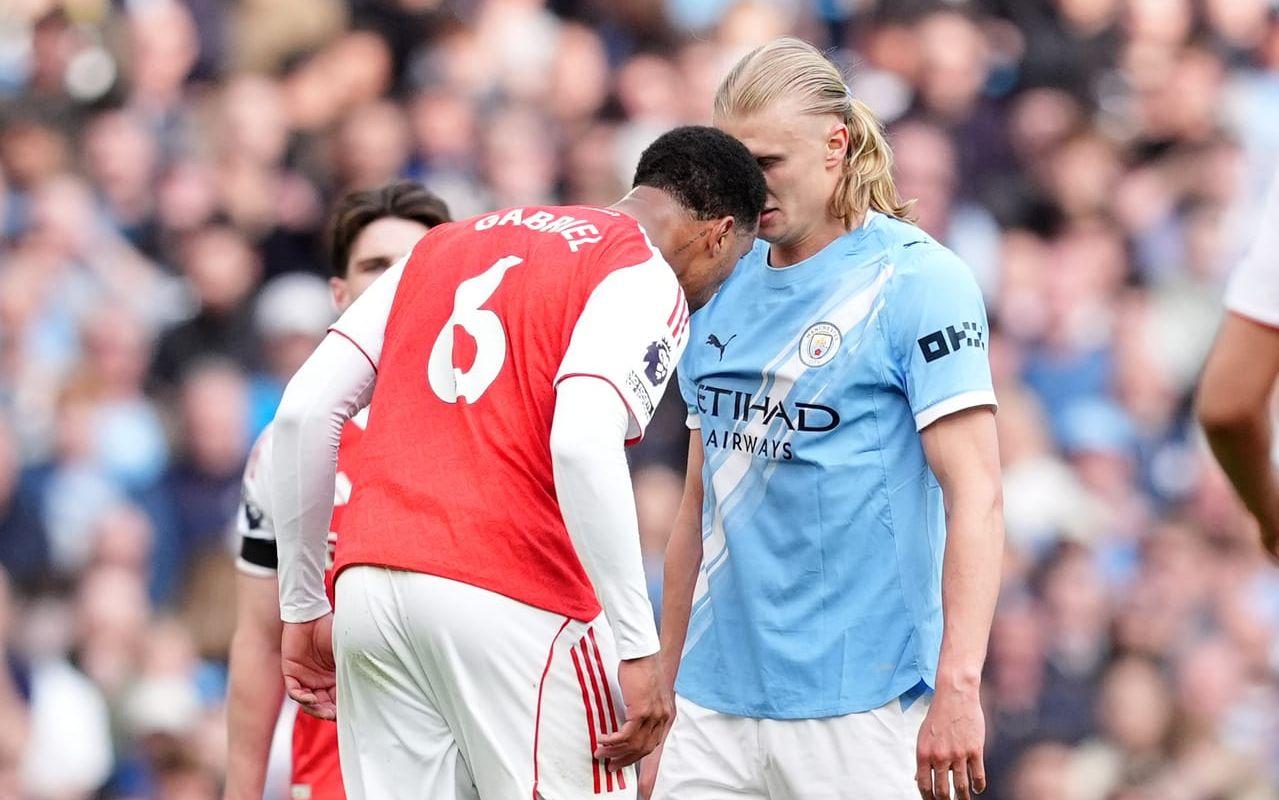 Arsenals Gabriel och Manchester Citys Erling Braut Haaland gick en hård batalj i söndags. Kampen om guldet i Premier League kan gå hela vägen in i kaklet.