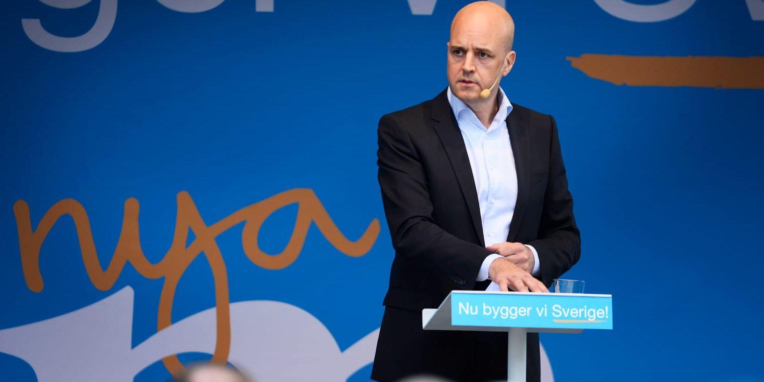 Dåvarande statsminister Fredrik Reinfeldt talar på Norrmalmstorg 2014. 