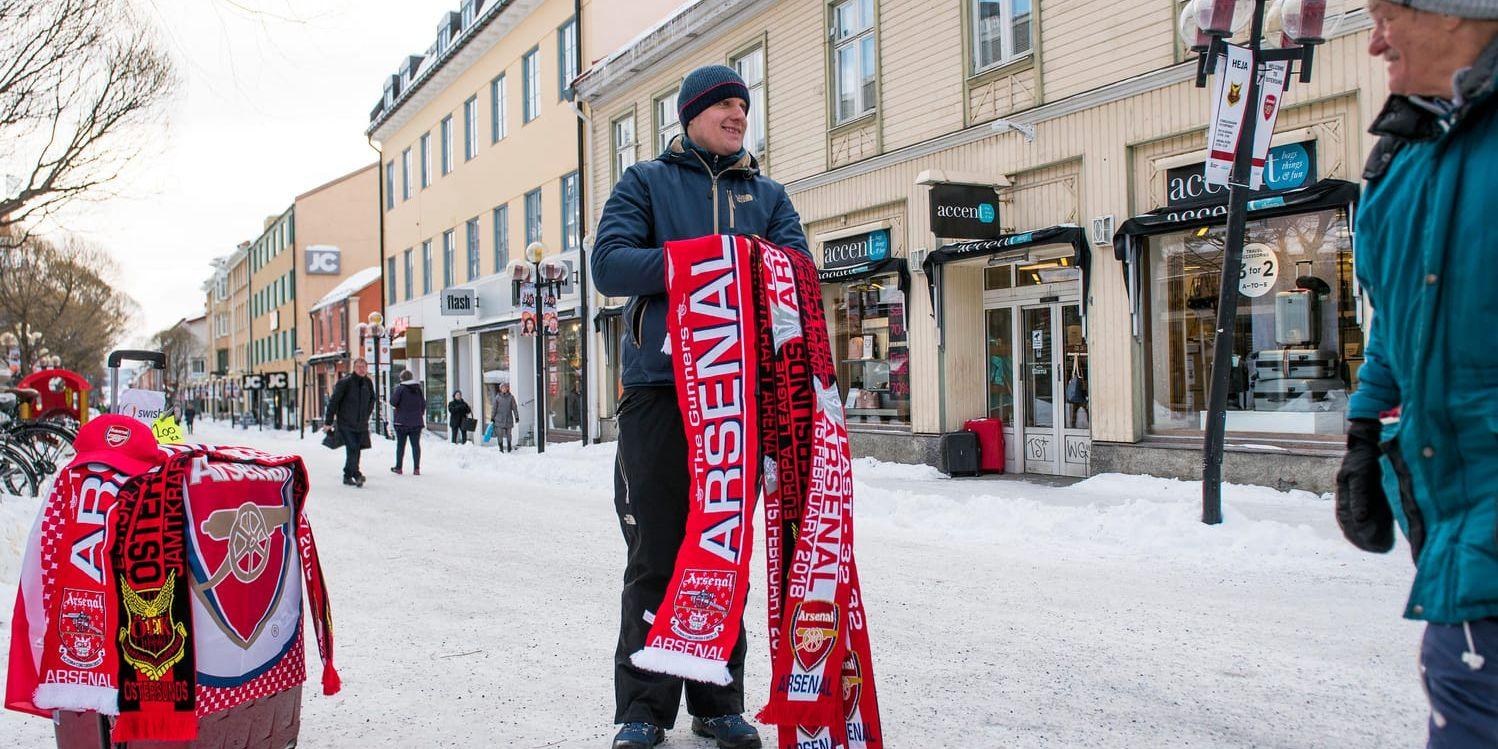 John kommer från England, är Arsenal-fan och säljer produkter i Östersund inför kvällens match. "Men jag kan inte förstå hur kallt det är", säger han.