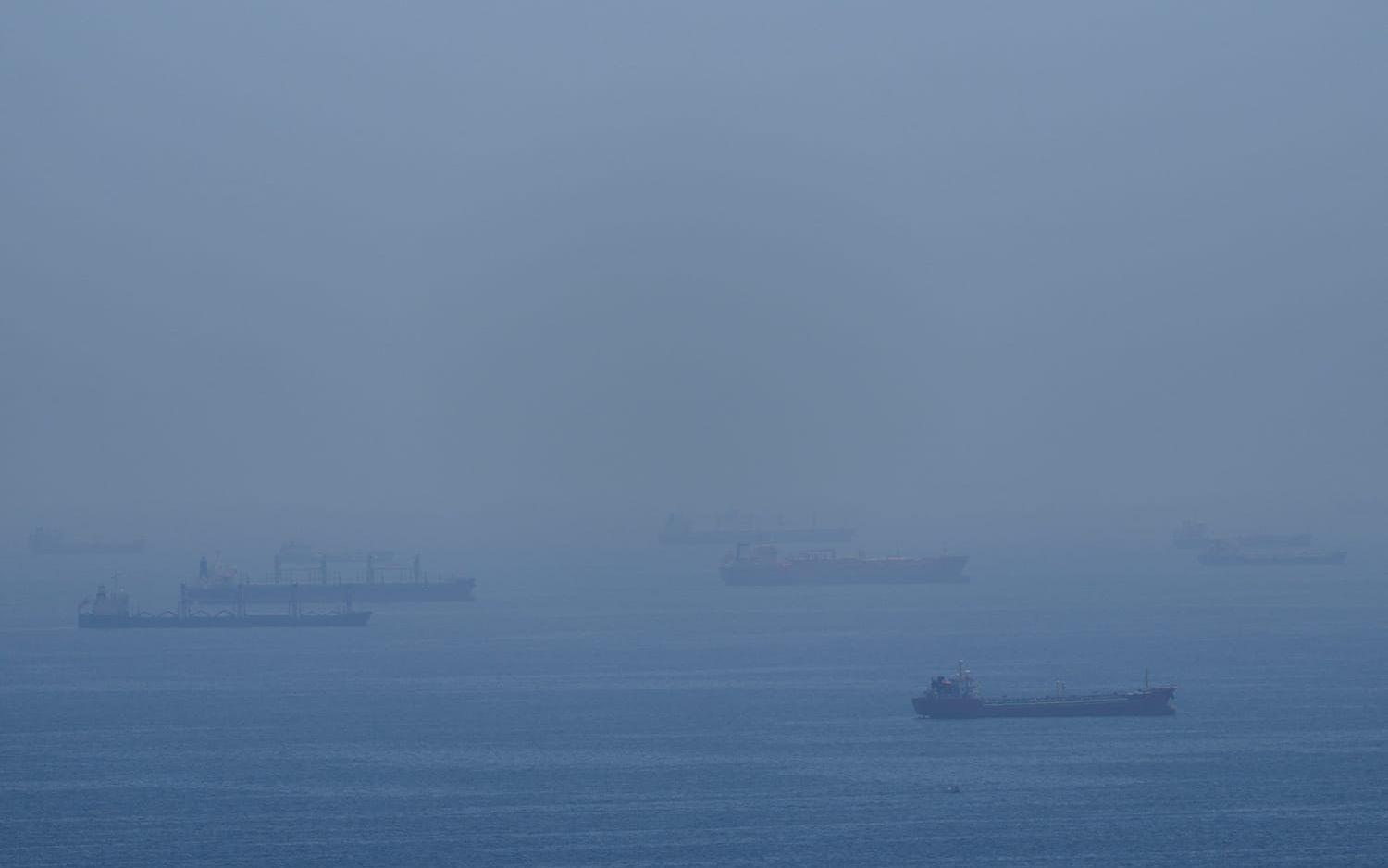 Flera fartyg ligger för ankar i Hormuzsundet på lördagen. 