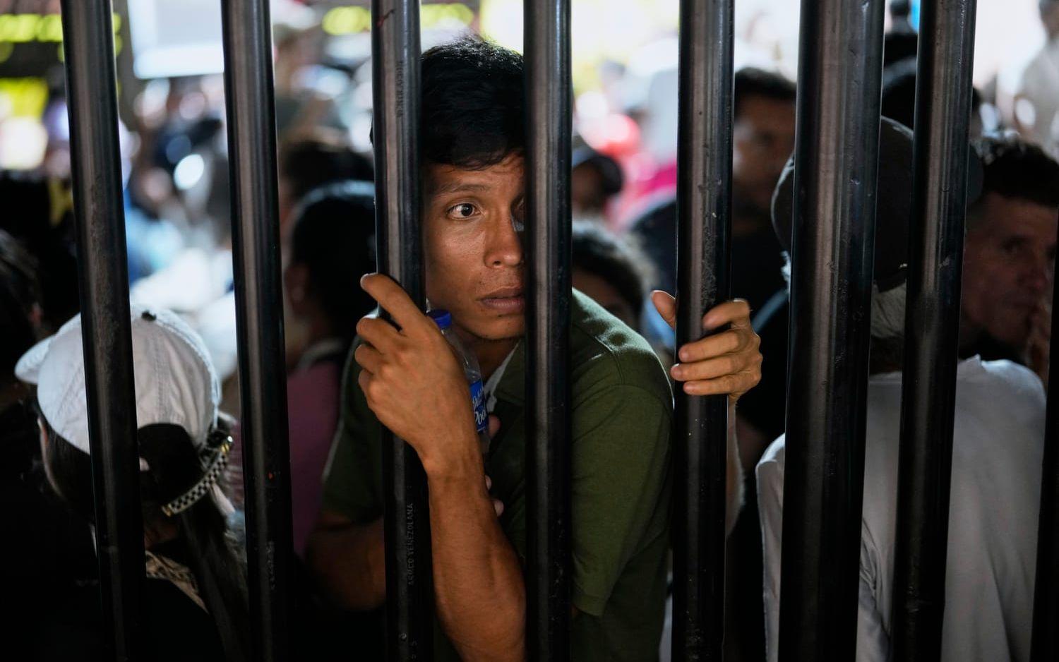 Våldsamheter i Colombias gränsområde till Venezuela har fått många boende att söka skydd hos myndigheter, här i en idrottsarena i Cúcuta.