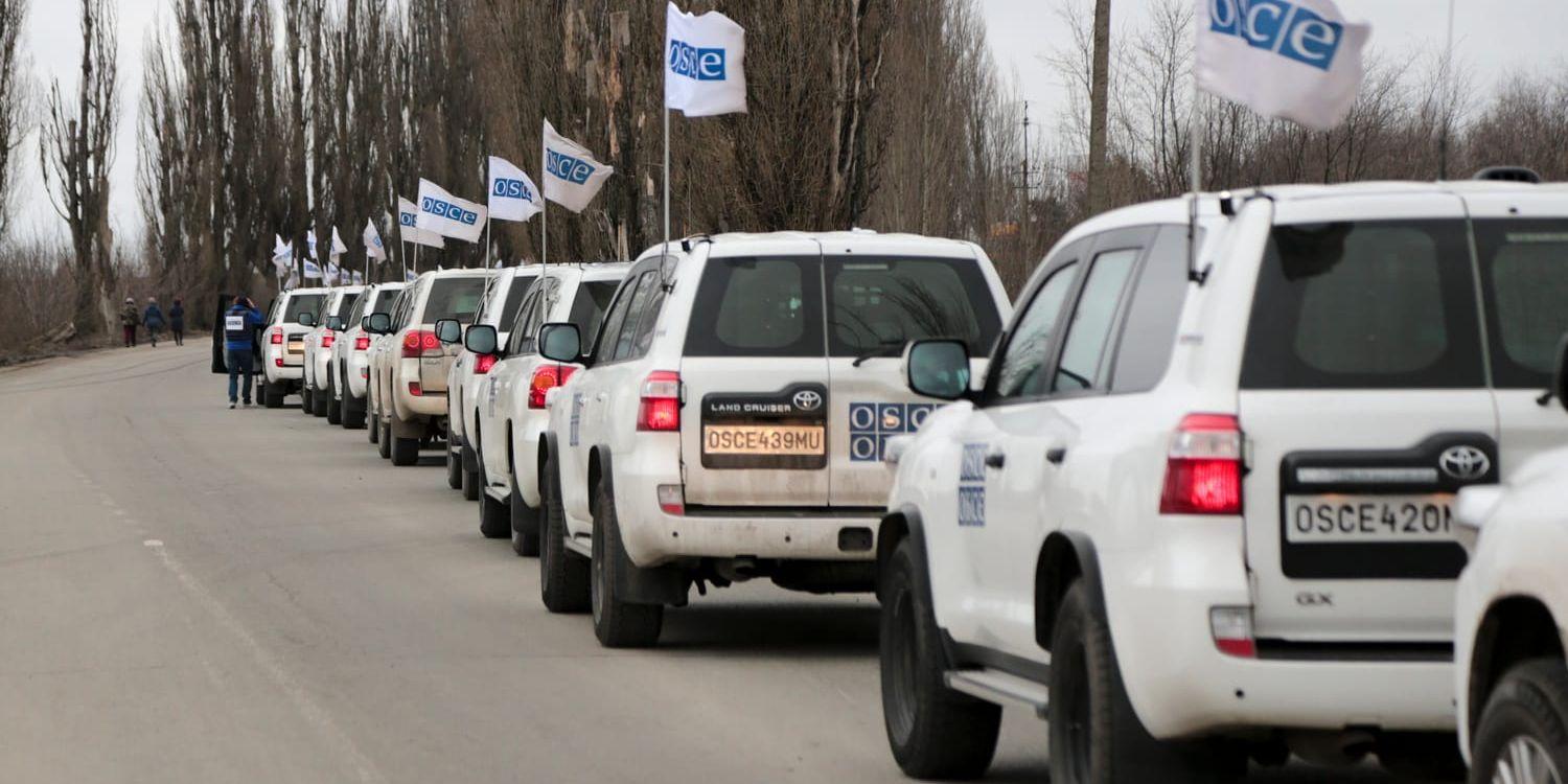 En kolonn OSSE-fordon i Donetsk i Ukraina. På engelska förkortas organisationen OSCE. Arkivbild.