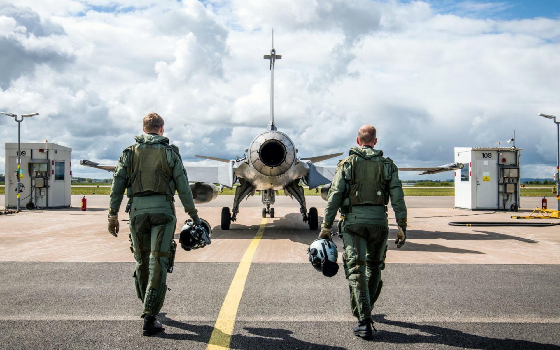 Svenskt stridsflyg har eskorterat amerikanska bombflygplan i svenskt luftrum.