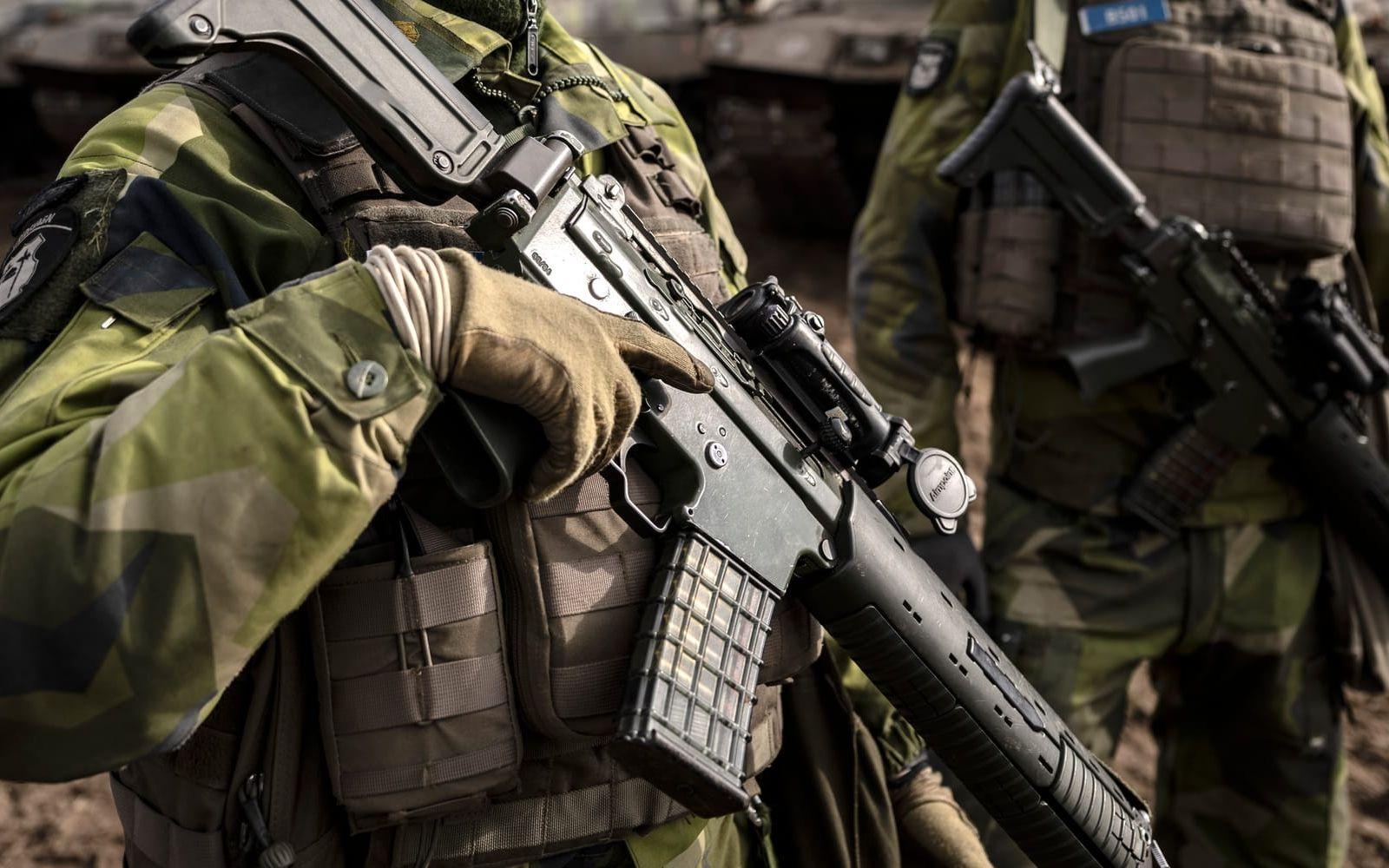 Soldater med AK5 på övning. Arkivbild