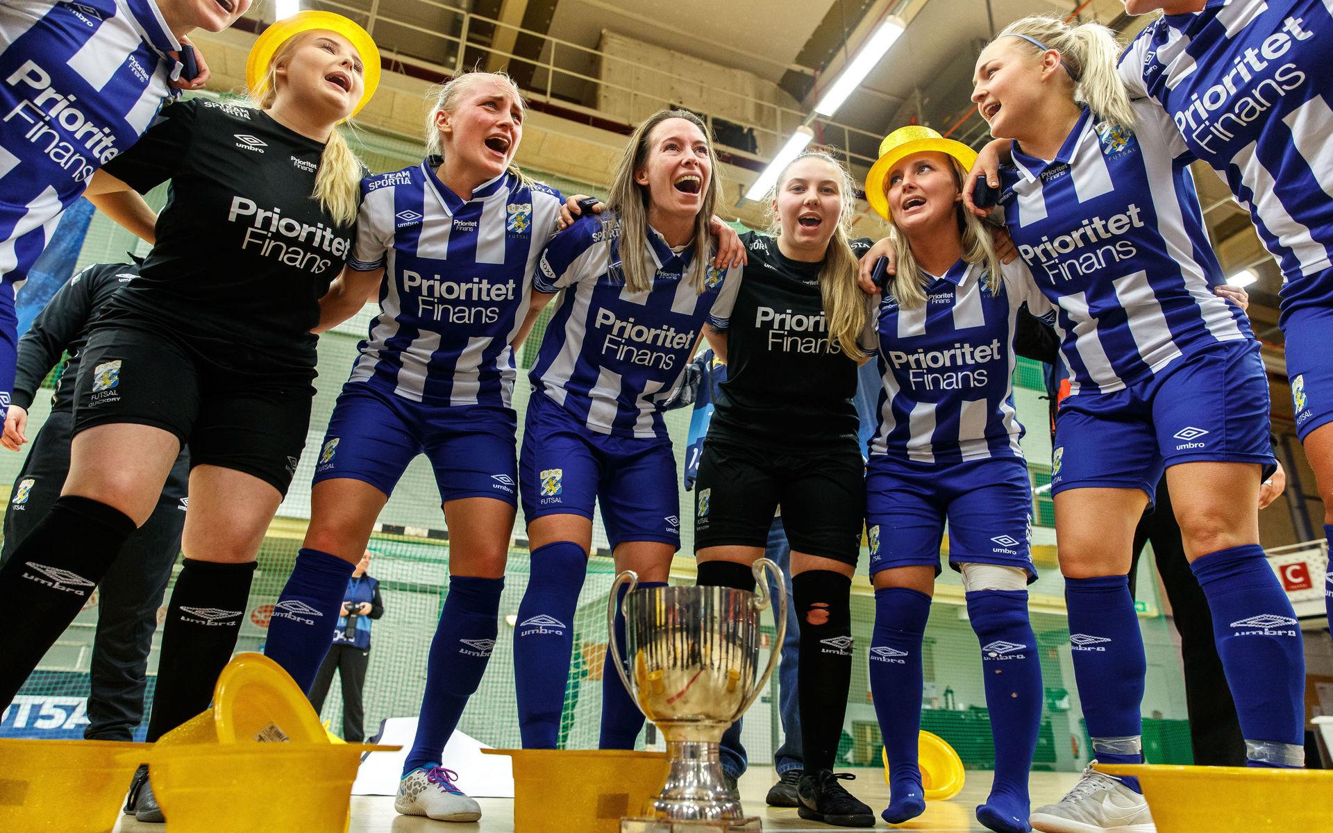 IFK Göteborgs Pernilla Johansson jublar med lagkamrater och pokalen efter finalen.