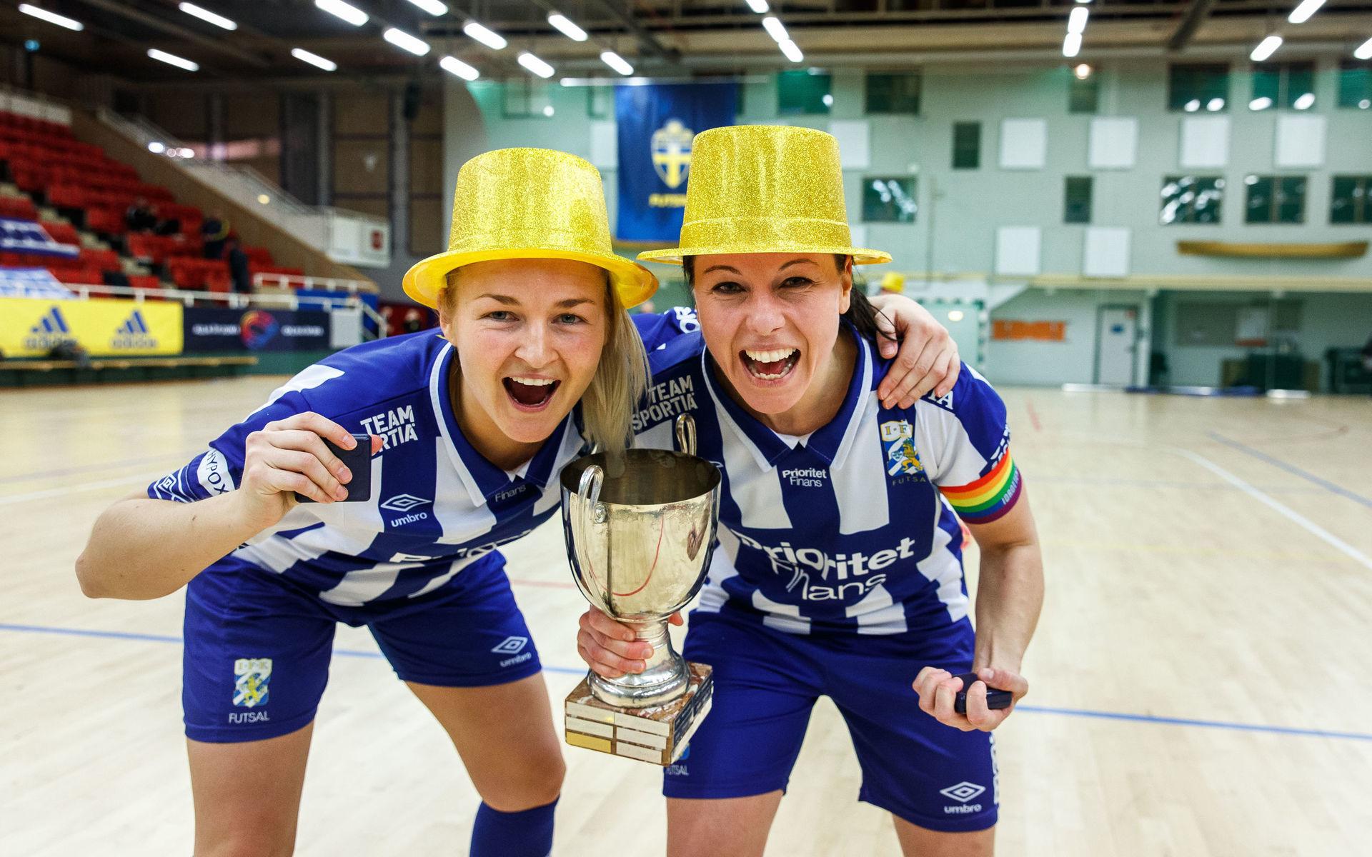 IFK Göteborgs Amalia Arvidsson och Frida Lundblad jublar med pokalen.