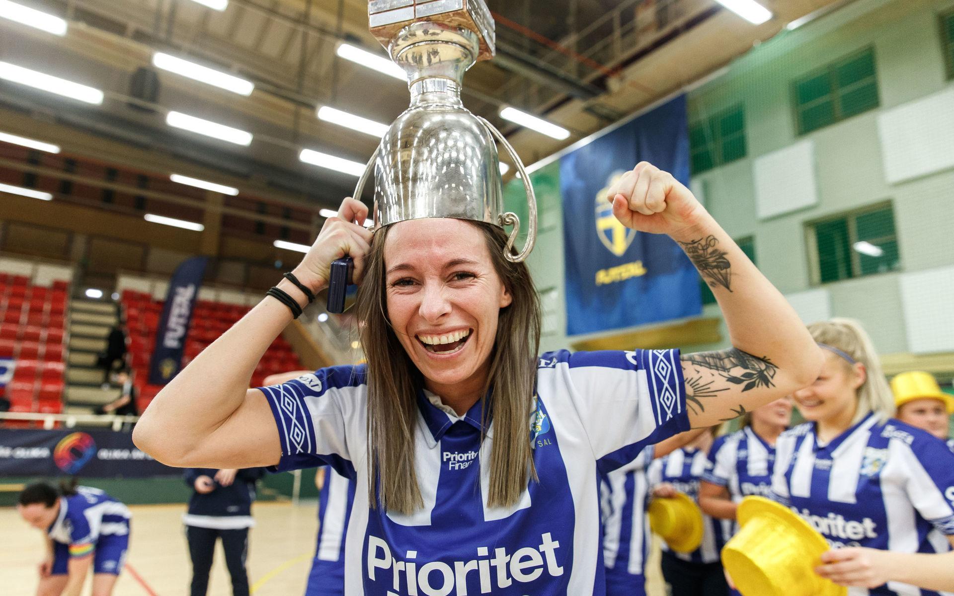 IFK Göteborgs Pernilla Johansson jublar med pokalen.