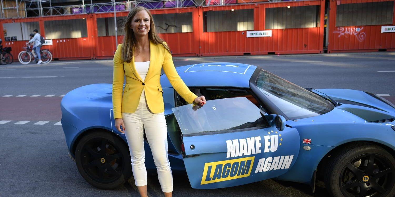 EU-kandidaten Sara Skyttedal (KD) kommer i egen bil till debatten i Stockholm. 