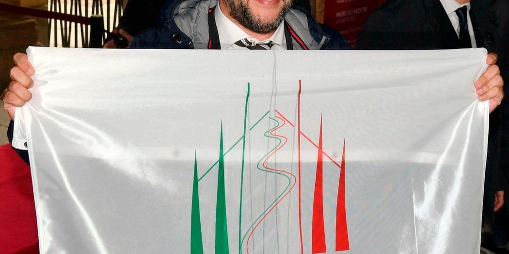 Italiens inrikesminister Matteo Salvini med OS-kandidatens flagga.