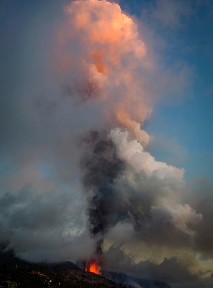 Lava och rök syns välla upp från vulkanen. 