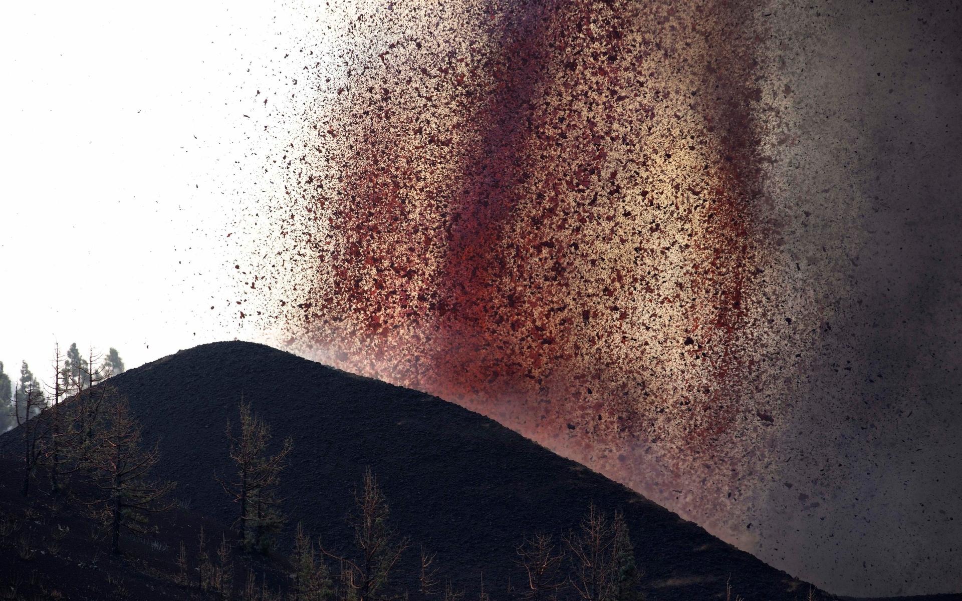 Lava syns spruta upp från vulkanen.