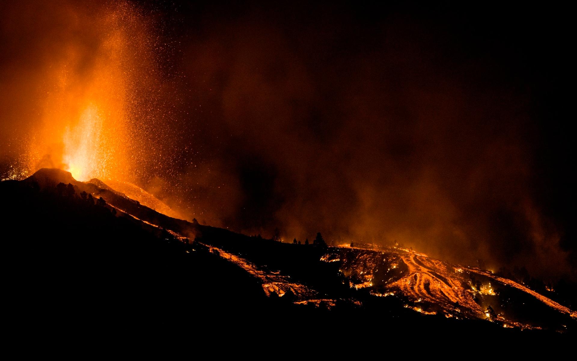 Lava syns spruta upp från vulkanen.