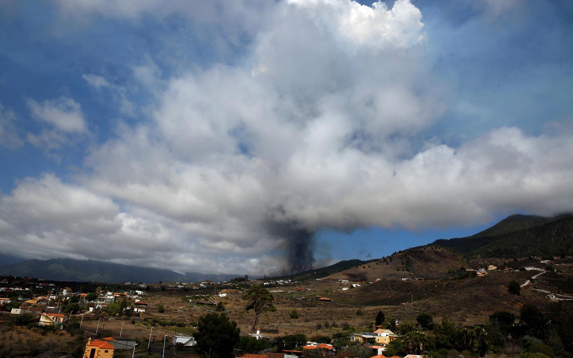 Cumbre Vieja frå utbrott sett från Los Llanos de Aridane på La Palma den 19 september 2021.