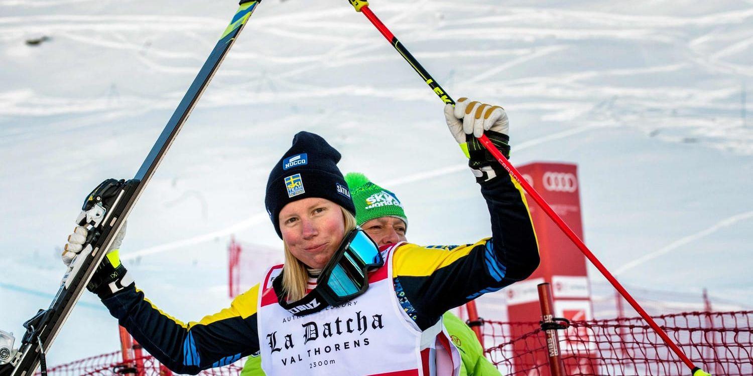 Sandra Näslund jublar över segern i skicrosspremiären i Val Thorens.