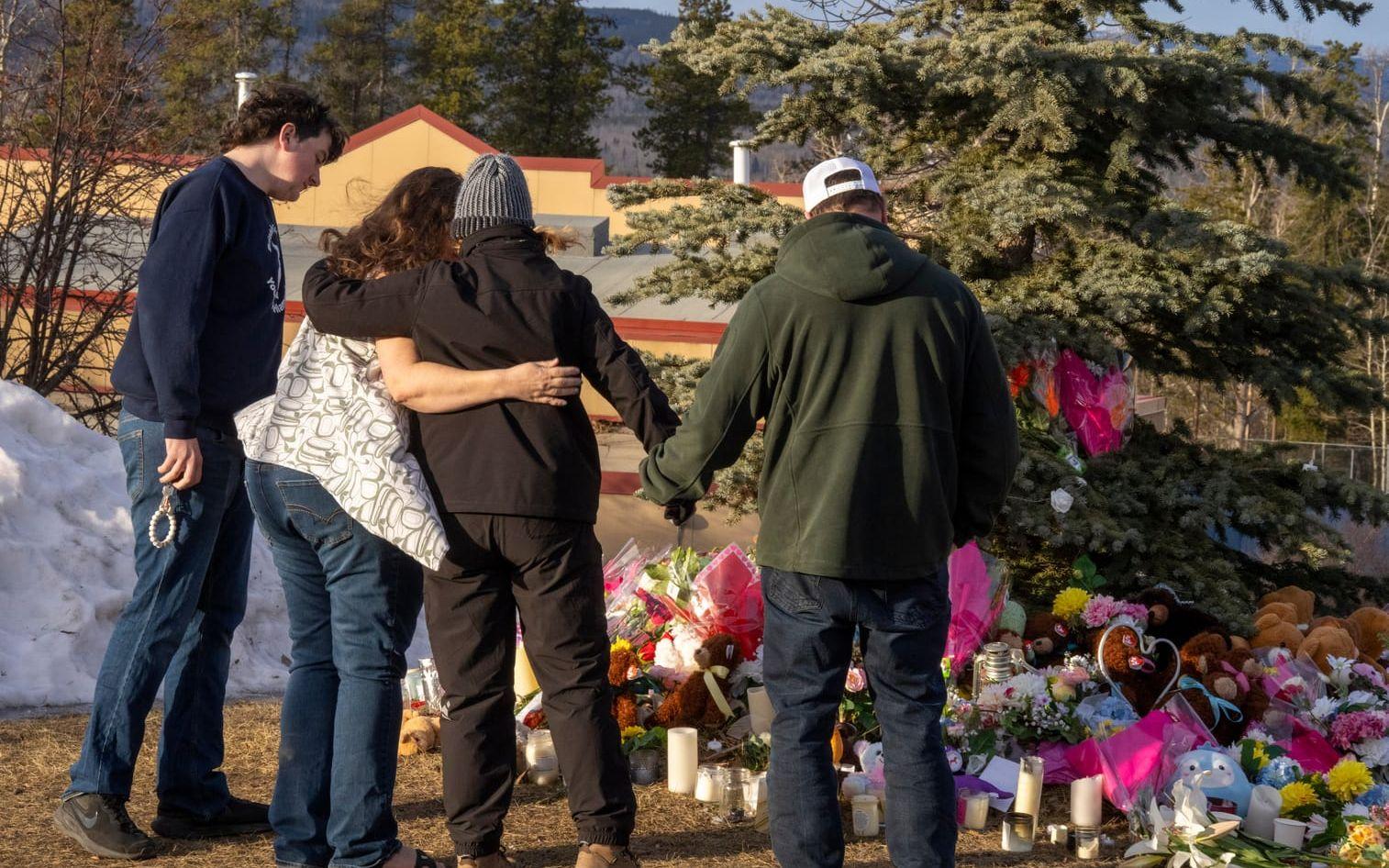 Boende i Tumbler Ridge vid en minnesplats efter skjutningen där nio personer, inklusive skytten, dog. Bild från 12 februari. 