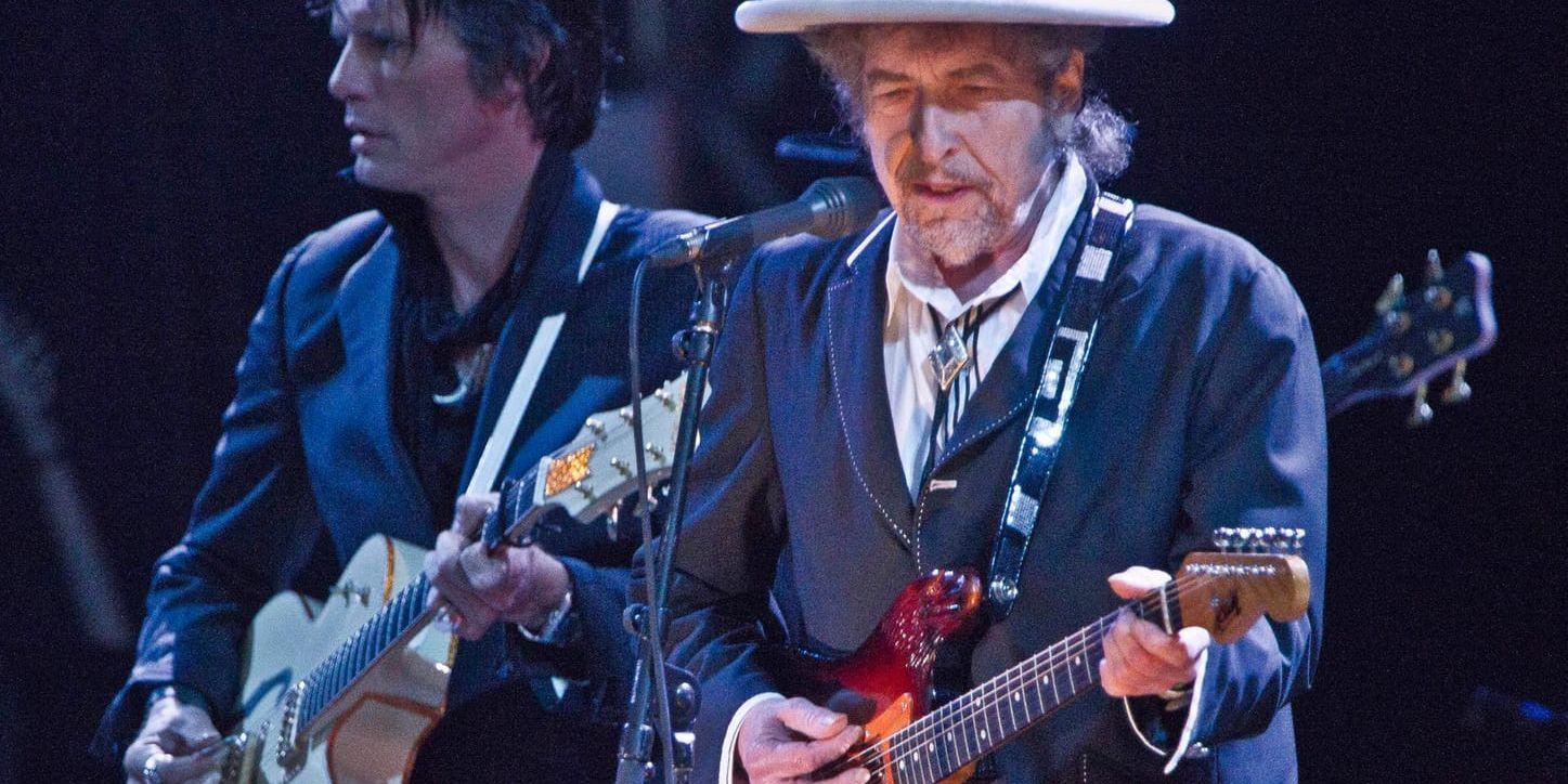 1 april tog Bob Dylan emot Nobelmedaljen och Nobeldiplomet i Stockholm. Bild: TT
