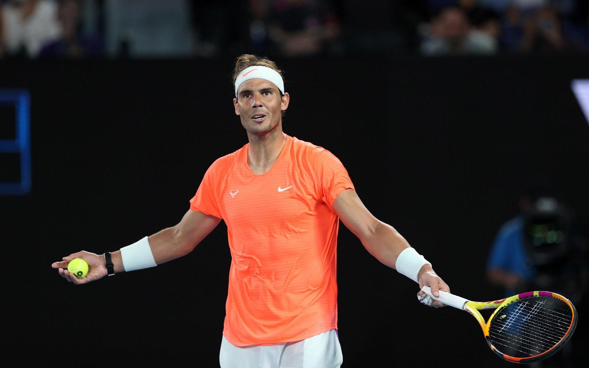 En koncentrerad Rafael Nadal försökte spela vidare men bröt till slut sitt serveförsök.