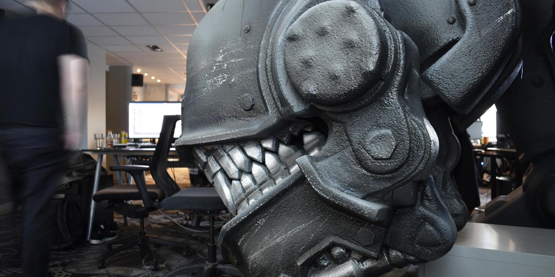 I kontorslandskapet i Machinegames lokaler i Uppsala står en modell av en Panzerhund, som förekommer i företagets 'Wolfenstein'-spel. Nu är den spelserien satt på paus, och fokus ligger på 'Indiana Jones'.