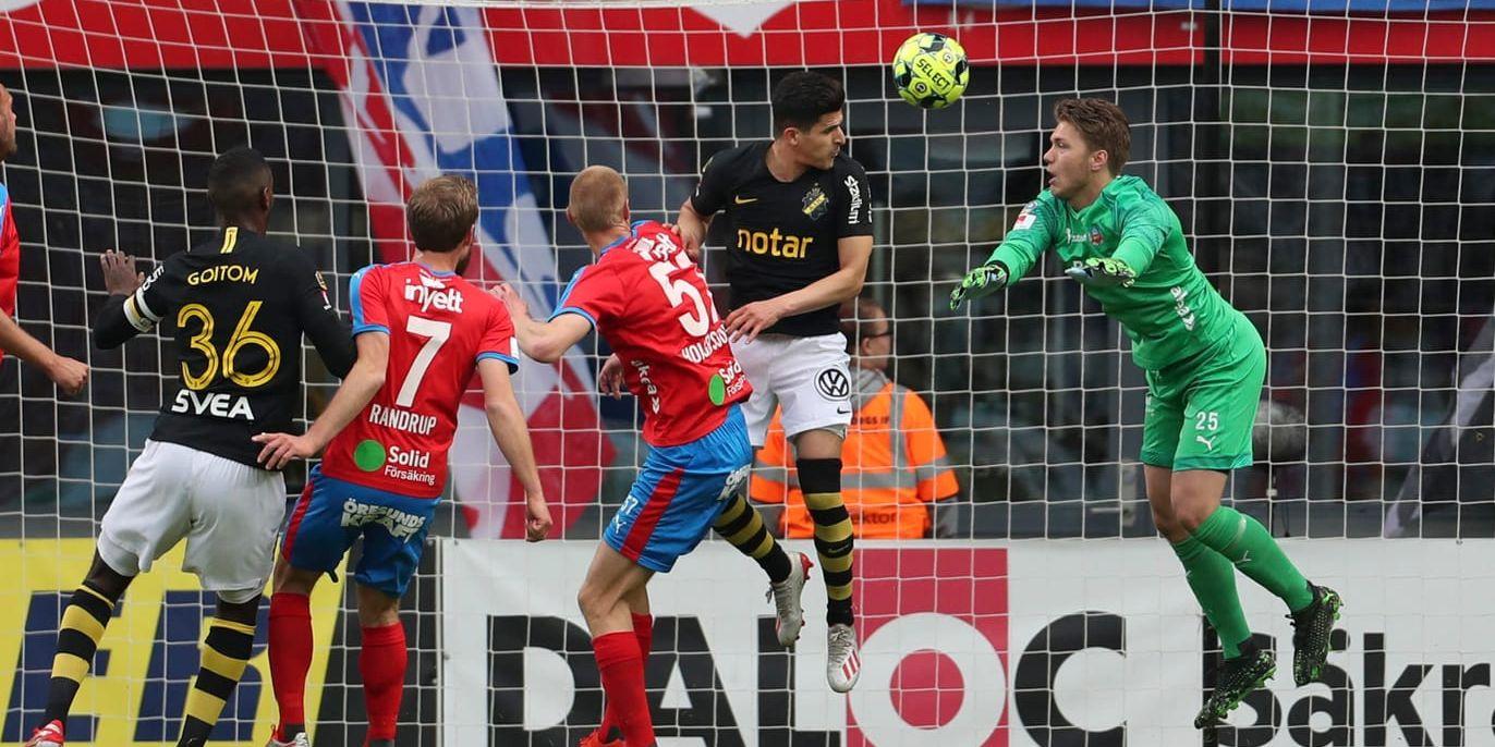 Tarik Elyounoussi nickar AIK till ledning mot Helsingborg på Olympia. Norrmannen gjorde ytterligare ett mål i 3–1-seger.