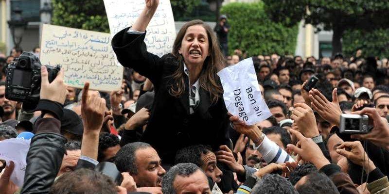 Demonstranter i Tunis, med Maya Jeridi från oppositionspartiet PDP i spetsen.
