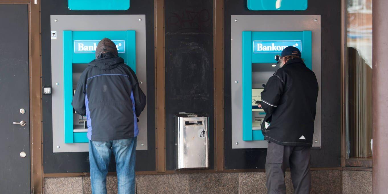 Gamla bankomater i anslutning till bankkontor ersätts på många håll av kontantcenter, där kunderna både kan ta ut och sätta in sedlar. Arkivbild.