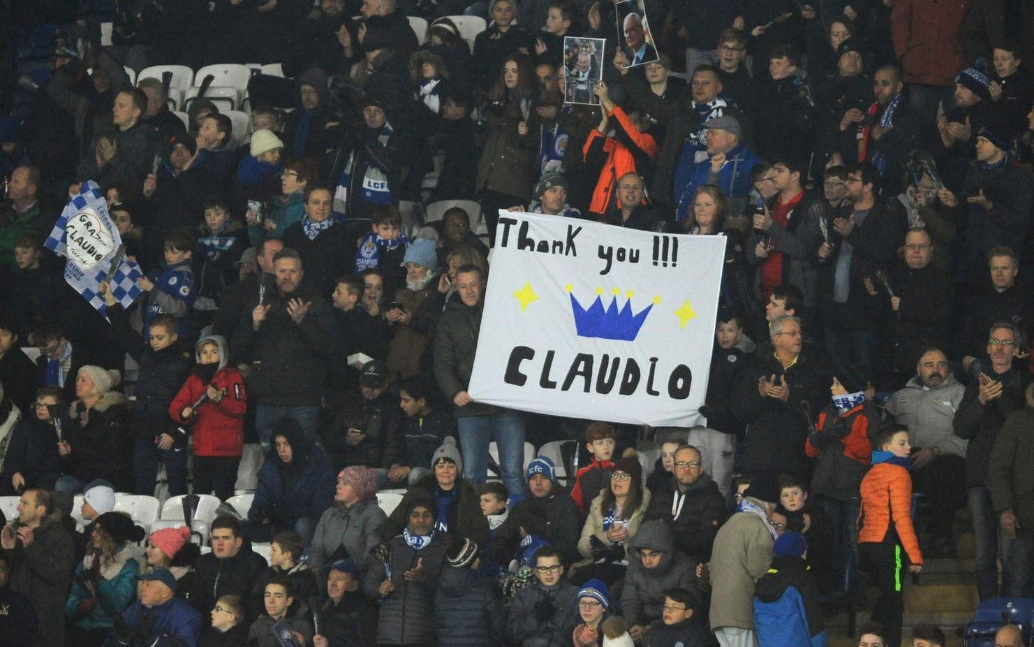 Leicester supportrar tackade den sparkade managern Claudio Ranieri. Foto: TT
