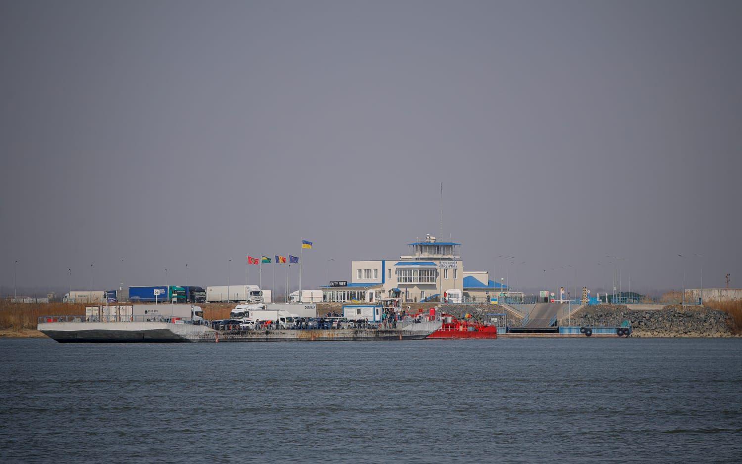 En färja på Ukrainas sida av Donau, vid ett färjeläge söder om Reni, ses från rumänska gränsen. Bild från mars 2022.