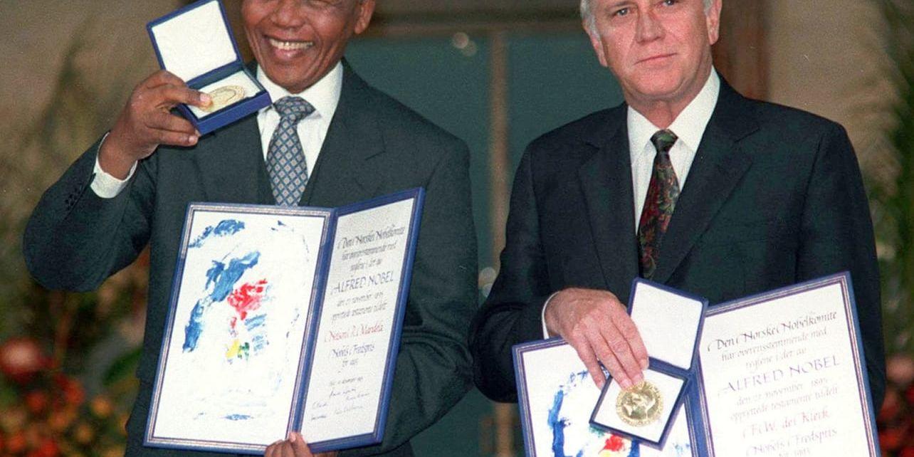Sydafrikas Nelson Mandela, till vänster, och FW de Klerk poserar tillsamman efter att att de tagit emot Nobels fredspris i Oslo 1993. Arkivbild.
