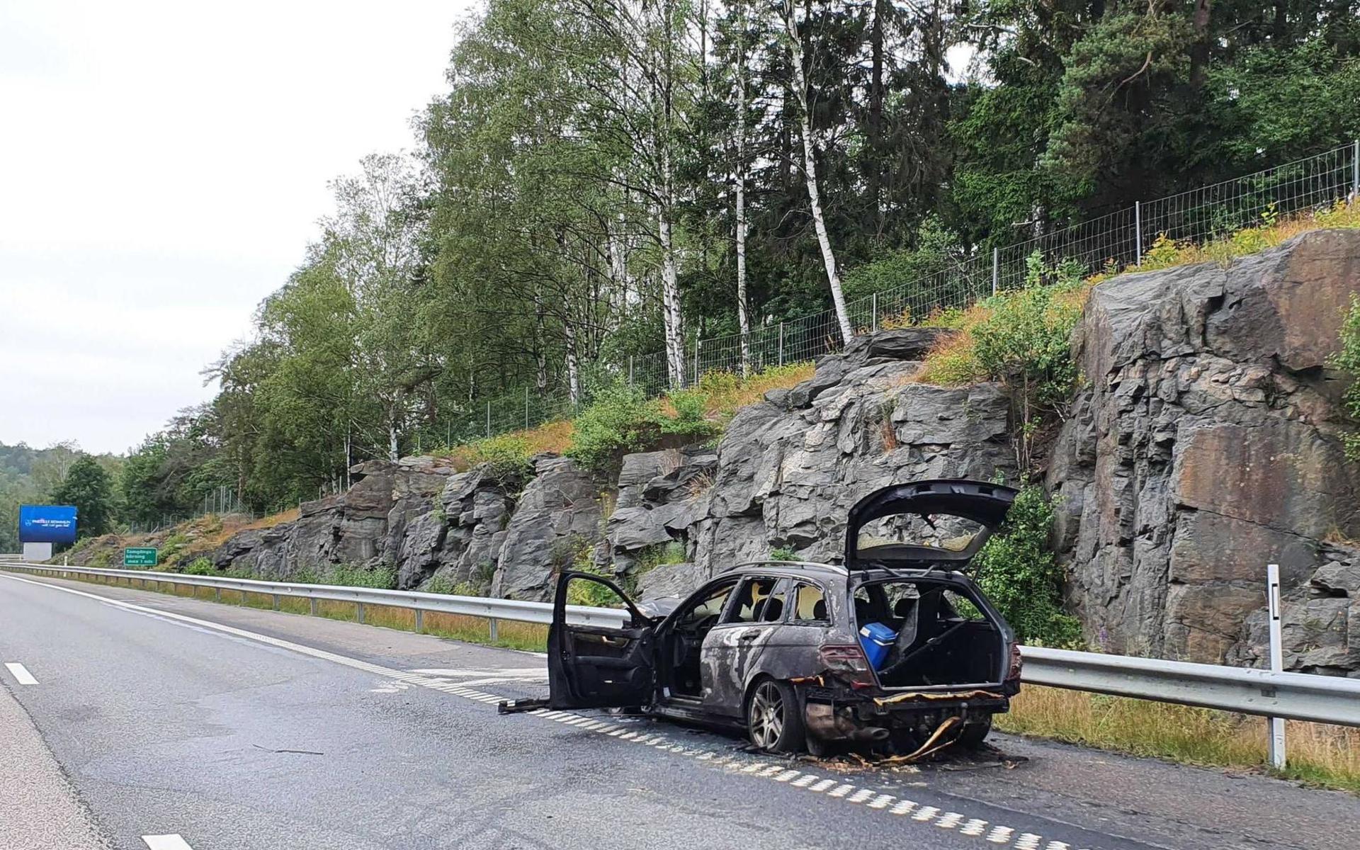 Den brinnande bilen har orsakat långa köer på E20 i riktning mot Göteborg.