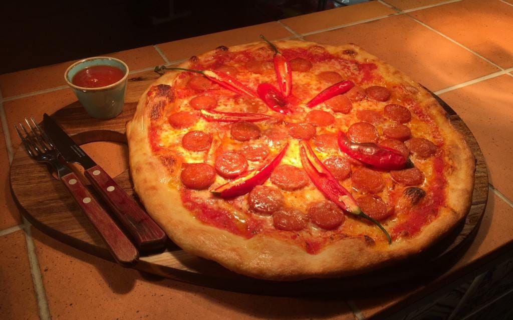 Pizzan kommer innehålla både den starka Harakirikorven och en sås gjord på världens starkaste chilipeppar. 