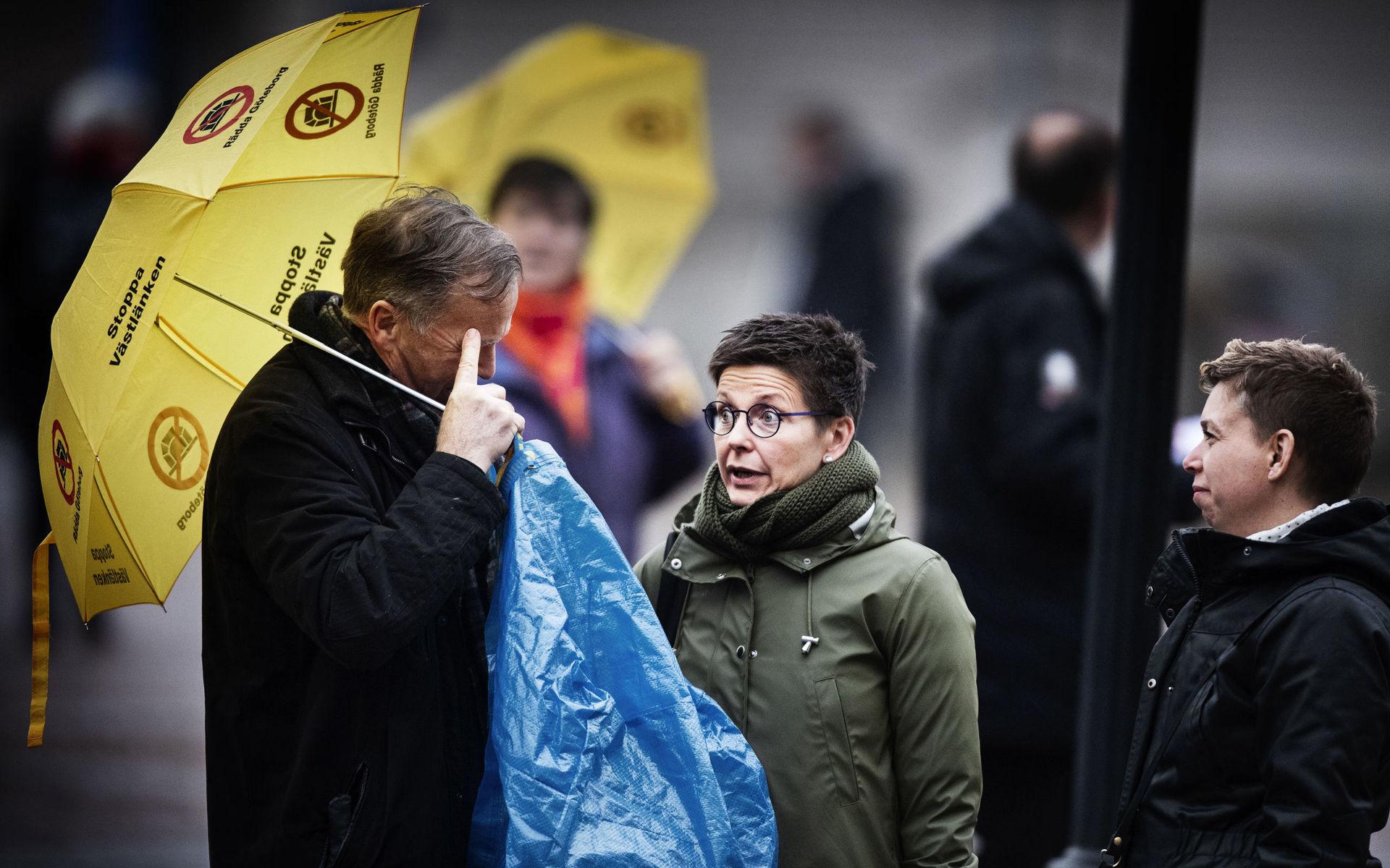 Ann-Sofie Hermansson (S) pratar med västlänks-demonstrant på väg in till kommunfullmäktige.