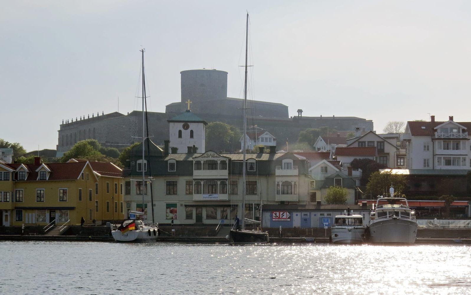 Marstrands skyline med berömda tolvan ”Northern Light” vid kajen. 