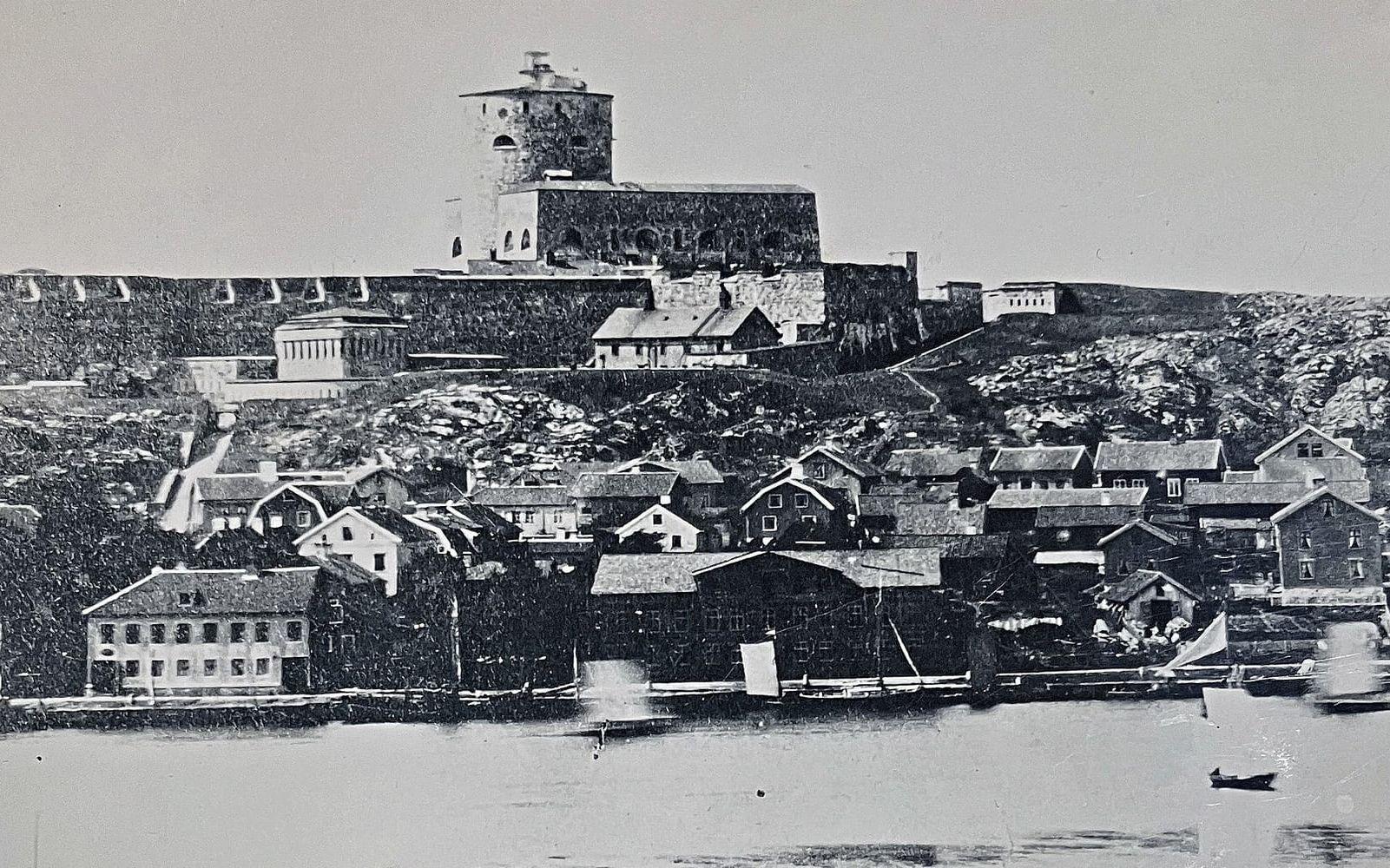 Marstrands fästning med fyren på toppen av centraltornet. 
