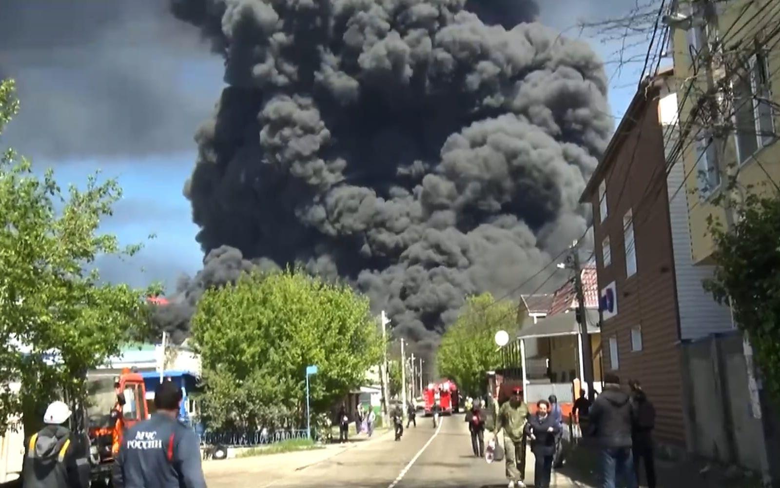 Rökmoln stiger i ryska Krasnodarregionen efter en drönarattack.