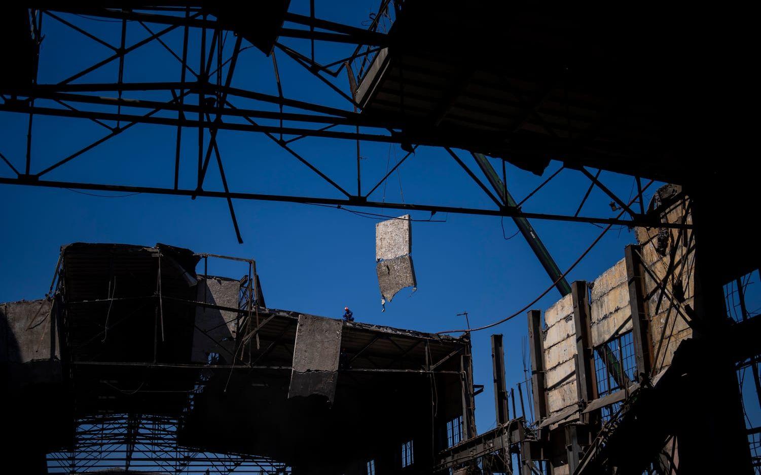 Förödelse efter ett tidigare anfall mot ett ukrainskt kraftverk. Bild från i maj.