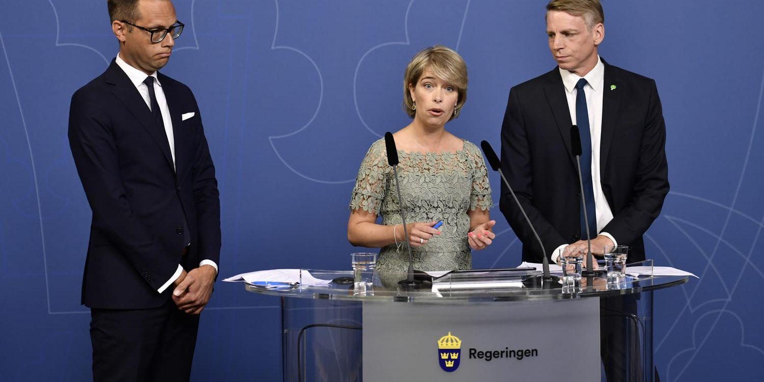 Socialminister Annika Strandhäll (S) och finansmarknadsminister Per Bolund (MP) presenterar chefsjurist Mikael Westberg som ska utreda hur premiepensionssystemet ska förbättras.