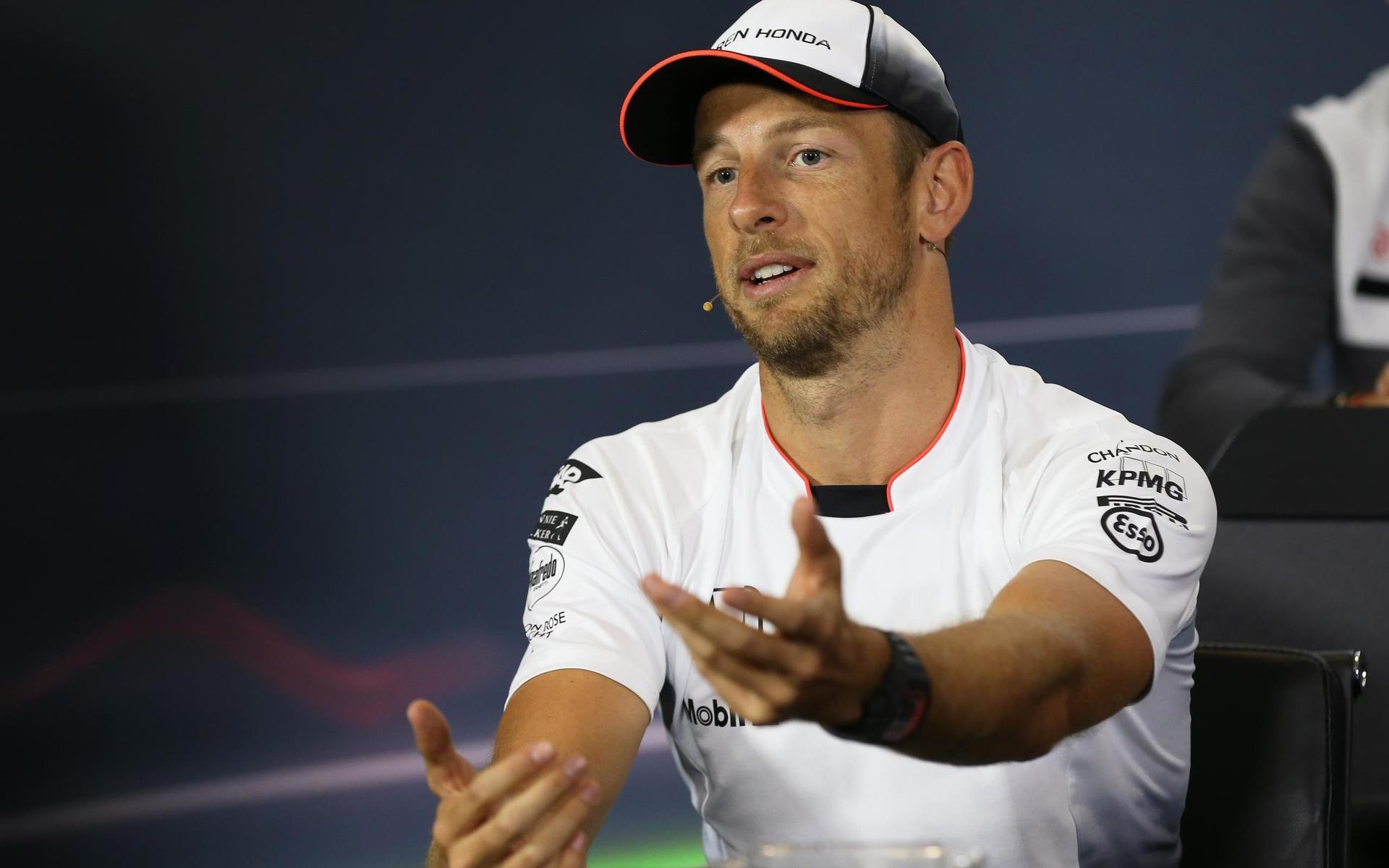 Förre F1-stjärnan Jenson Button rasar efter bilderna från karting-VM-finalen i Lonato. 