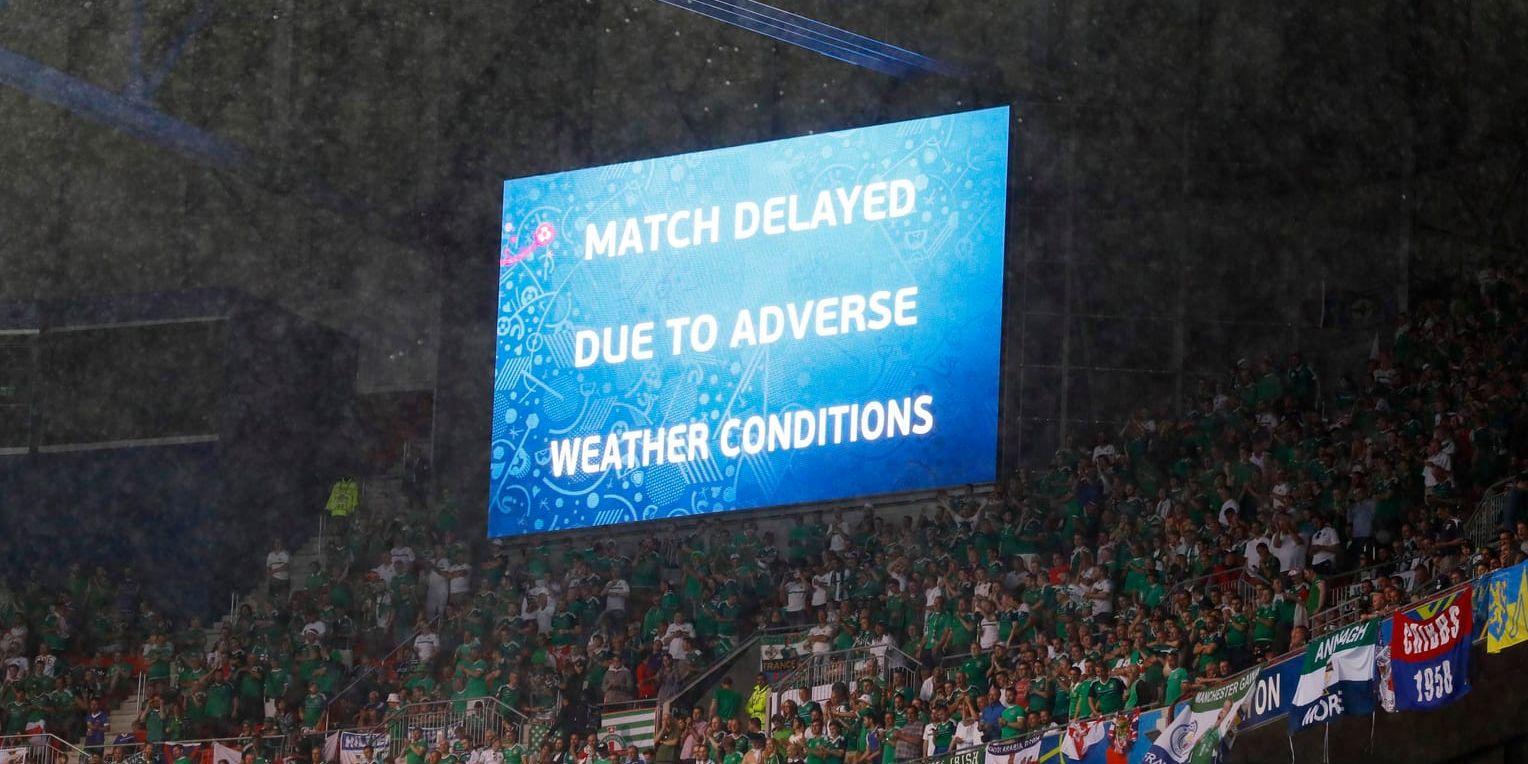 Matchen mellan Ukraina och Nordirland fick avbrytas under ett antal minuter.