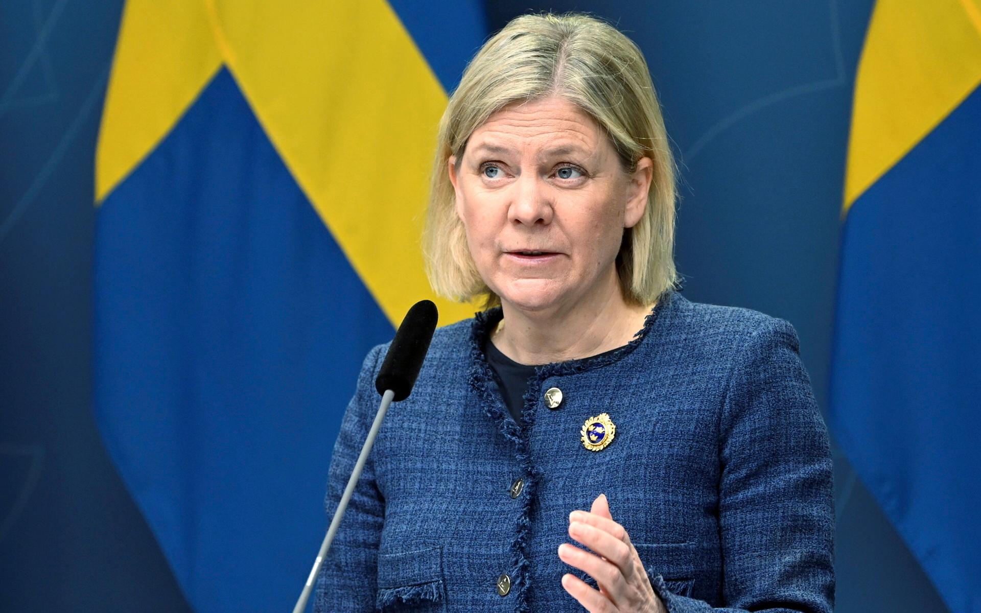 Statsminister Magdalena Andersson (S) meddelar att regeringen vill stärka anslaget till det militära försvaret med 2 procent av BNP så snart det går.