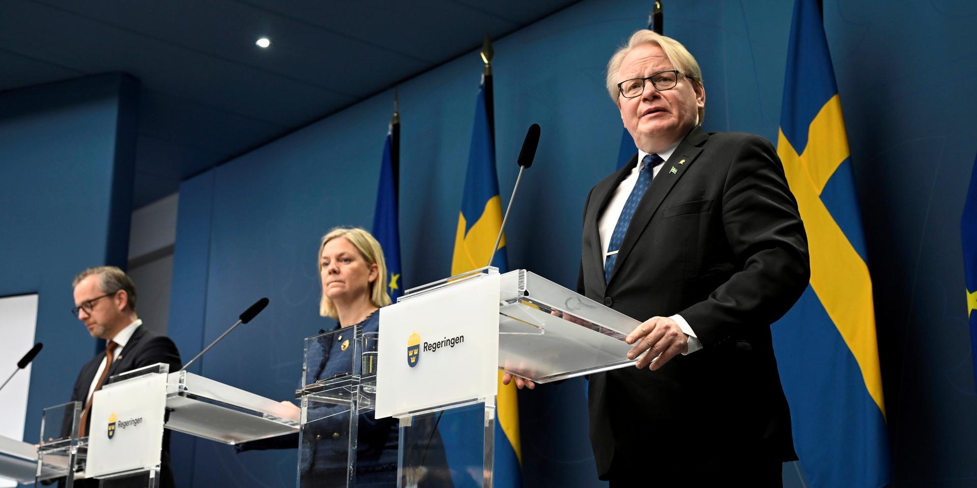 Finansminister Mikael Damberg, statsminister Magdalena Andersson och försvarsminister Peter Hultqvist.