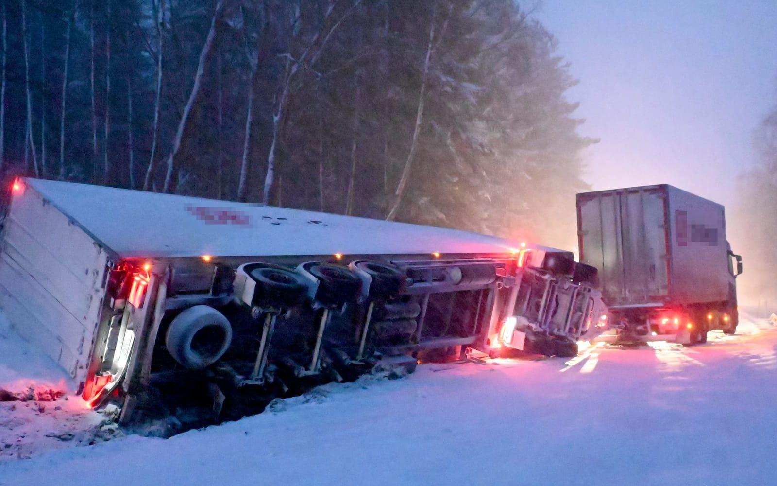 Även utanför Göteborg inträffade flera olyckor i samband med snöfallet. Här på väg 154 har en lastbil vält mellan Ullared och Svenljunga.